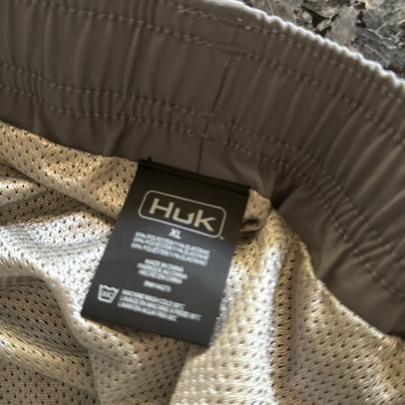 XL HUK 5.5” inseam 4 pocket “Pursuit Volley” men’s shorts mesh lined NWT - Picture 5 of 6